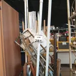 LOTE 281 - 01 SUPORTE DE FERRO E MATERIAIS DIVERSOS. (NO ESTADO) ATENÇÃO! FAZER A VISITAÇÃO ANTES DE ARREMATAR, NÃO SABEMOS SE FUNCIONA. LEILÃO NÃO TEM GARANTIA E NEM DEVOLUÇÃO, SUJEITO A POSSÍVEIS AVARIAS VISÍVEIS/OCULTAS E/OU AUSÊNCIA DE COMPONENTES.