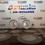 LOTE 209 - 12 DISCOS DE CORTE DE TAMANHOS DIVERSOS E 02 AROS DE FERRO PARA CARRINHO DE MÃO. (NO ESTADO) ATENÇÃO! FAZER A VISITAÇÃO ANTES DE ARREMATAR, NÃO SABEMOS SE FUNCIONA. LEILÃO NÃO TEM GARANTIA E NEM DEVOLUÇÃO, SUJEITO A POSSÍVEIS AVARIAS VISÍVEIS/OCULTAS E/OU AUSÊNCIA DE COMPONENTES.