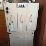 LOTE 284 - 02 GAVETEIROS COM 03 GAVETAS CADA. (NO ESTADO) ATENÇÃO! FAZER A VISITAÇÃO ANTES DE ARREMATAR, NÃO SABEMOS SE FUNCIONA. LEILÃO NÃO TEM GARANTIA E NEM DEVOLUÇÃO, SUJEITO A POSSÍVEIS AVARIAS VISÍVEIS/OCULTAS E/OU AUSÊNCIA DE COMPONENTES.