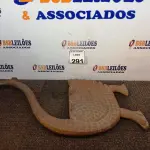 LOTE 291 - 01 DECORAÇÃO DE GANSO EM FERRO. (NO ESTADO) ATENÇÃO! FAZER A VISITAÇÃO ANTES DE ARREMATAR, NÃO SABEMOS SE FUNCIONA. LEILÃO NÃO TEM GARANTIA E NEM DEVOLUÇÃO, SUJEITO A POSSÍVEIS AVARIAS VISÍVEIS/OCULTAS E/OU AUSÊNCIA DE COMPONENTES.