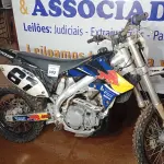 LOTE 002 - 01 MOTO DE MOTOCROSS TOKENS REDBULL MOTOR 250CC; COR PRETA C/BRANCA; ANO 2013 (NO ESTADO)