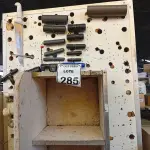LOTE 285 - 02 EXPOSITORES EM MADEIRA. (NO ESTADO) ATENÇÃO! FAZER A VISITAÇÃO ANTES DE ARREMATAR, NÃO SABEMOS SE FUNCIONA. LEILÃO NÃO TEM GARANTIA E NEM DEVOLUÇÃO, SUJEITO A POSSÍVEIS AVARIAS VISÍVEIS/OCULTAS E/OU AUSÊNCIA DE COMPONENTES.