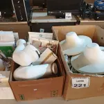 LOTE 221 - 01 LOTE COM VÁRIAS LUMINÁRIAS E MATERIAIS ELÉTRICOS DIVERSOS. (NO ESTADO) ATENÇÃO! FAZER A VISITAÇÃO ANTES DE ARREMATAR, NÃO SABEMOS SE FUNCIONA. LEILÃO NÃO TEM GARANTIA E NEM DEVOLUÇÃO, SUJEITO A POSSÍVEIS AVARIAS VISÍVEIS/OCULTAS E/OU AUSÊNCIA DE COMPONENTES.