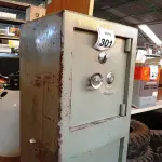 LOTE 301 - 01 COFRE COM 02 PORTAS. (NO ESTADO) ATENÇÃO! FAZER A VISITAÇÃO ANTES DE ARREMATAR, NÃO SABEMOS SE FUNCIONA. LEILÃO NÃO TEM GARANTIA E NEM DEVOLUÇÃO, SUJEITO A POSSÍVEIS AVARIAS VISÍVEIS/OCULTAS E/OU AUSÊNCIA DE COMPONENTES.