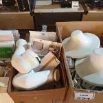 LOTE 221 - 01 LOTE COM VÁRIAS LUMINÁRIAS E MATERIAIS ELÉTRICOS DIVERSOS. (NO ESTADO) ATENÇÃO! FAZER A VISITAÇÃO ANTES DE ARREMATAR, NÃO SABEMOS SE FUNCIONA. LEILÃO NÃO TEM GARANTIA E NEM DEVOLUÇÃO, SUJEITO A POSSÍVEIS AVARIAS VISÍVEIS/OCULTAS E/OU AUSÊNCIA DE COMPONENTES.