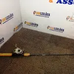 LOTE 388 - 01 VARA DE PESCA E 01 CARRETILHA SHIMANO LADO ESQUERDO. (NO ESTADO) ATENÇÃO! FAZER A VISITAÇÃO ANTES DE ARREMATAR, NÃO SABEMOS SE FUNCIONA. LEILÃO NÃO TEM GARANTIA E NEM DEVOLUÇÃO, SUJEITO A POSSÍVEIS AVARIAS VISÍVEIS/OCULTAS E/OU AUSÊNCIA DE COMPONENTES.