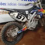 LOTE 002 - 01 MOTO DE MOTOCROSS TOKENS REDBULL MOTOR 250CC; COR PRETA C/BRANCA; ANO 2013 (NO ESTADO)