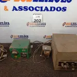 LOTE 202 - 04 TRANSFORMADORES MARCAS E MODELOS DIVERSOS. (NO ESTADO) ATENÇÃO! FAZER A VISITAÇÃO ANTES DE ARREMATAR, NÃO SABEMOS SE FUNCIONA. LEILÃO NÃO TEM GARANTIA E NEM DEVOLUÇÃO, SUJEITO A POSSÍVEIS AVARIAS VISÍVEIS/OCULTAS E/OU AUSÊNCIA DE COMPONENTES.