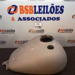 LOTE 179 - 01 TANQUE HARLEY DAIVDSON REDD KINNY. (NO ESTADO) ATENÇÃO! FAZER A VISITAÇÃO ANTES DE ARREMATAR, NÃO SABEMOS SE FUNCIONA. LEILÃO NÃO TEM GARANTIA E NEM DEVOLUÇÃO, SUJEITO A POSSÍVEIS AVARIAS VISÍVEIS/OCULTAS E/OU AUSÊNCIA DE COMPONENTES.