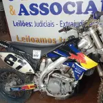 LOTE 002 - 01 MOTO DE MOTOCROSS TOKENS REDBULL MOTOR 250CC; COR PRETA C/BRANCA; ANO 2013 (NO ESTADO)