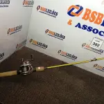LOTE 382 - 01 VARA DE PESCA E 01 CARRETILHA MARURI TNT10 LH LADO ESQUERDO. (NO ESTADO) ATENÇÃO! FAZER A VISITAÇÃO ANTES DE ARREMATAR, NÃO SABEMOS SE FUNCIONA. LEILÃO NÃO TEM GARANTIA E NEM DEVOLUÇÃO, SUJEITO A POSSÍVEIS AVARIAS VISÍVEIS/OCULTAS E/OU AUSÊNCIA DE COMPONENTES.