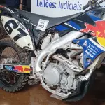 LOTE 002 - 01 MOTO DE MOTOCROSS TOKENS REDBULL MOTOR 250CC; COR PRETA C/BRANCA; ANO 2013 (NO ESTADO)