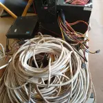 LOTE 252 - 04 FONTES PARA PC, 01 MINI CPU PARA RETIRADA DE PEÇAS E 03 CAIXAS DE SOM DIVERSAS E VÁRIOS CABOS. (NO ESTADO) ATENÇÃO! FAZER A VISITAÇÃO ANTES DE ARREMATAR, NÃO SABEMOS SE FUNCIONA. LEILÃO NÃO TEM GARANTIA E NEM DEVOLUÇÃO, SUJEITO A POSSÍVEIS AVARIAS VISÍVEIS/OCULTAS E/OU AUSÊNCIA DE COMPONENTES.