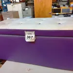 LOTE 367 - 01 BAÚ ALMOFADADO NA COR ROXO. (NO ESTADO) ATENÇÃO! FAZER A VISITAÇÃO ANTES DE ARREMATAR, NÃO SABEMOS SE FUNCIONA. LEILÃO NÃO TEM GARANTIA E NEM DEVOLUÇÃO, SUJEITO A POSSÍVEIS AVARIAS VISÍVEIS/OCULTAS E/OU AUSÊNCIA DE COMPONENTES.
