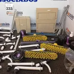 LOTE 233 - 01 LOTE COM GRANDE QUANTIDADE VASSOURAS, RODOS S/CABO, TORNEIRAS E MATERIAIS DIVERSOS. (NO ESTADO) ATENÇÃO! FAZER A VISITAÇÃO ANTES DE ARREMATAR, NÃO SABEMOS SE FUNCIONA. LEILÃO NÃO TEM GARANTIA E NEM DEVOLUÇÃO, SUJEITO A POSSÍVEIS AVARIAS VISÍVEIS/OCULTAS E/OU AUSÊNCIA DE COMPONENTES.