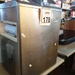 LOTE 178 - 01 BEBEDOURO DE PAREDE EM INOX MARCA LÍDER. (NO ESTADO) ATENÇÃO! FAZER A VISITAÇÃO ANTES DE ARREMATAR, NÃO SABEMOS SE FUNCIONA. LEILÃO NÃO TEM GARANTIA E NEM DEVOLUÇÃO, SUJEITO A POSSÍVEIS AVARIAS VISÍVEIS/OCULTAS E/OU AUSÊNCIA DE COMPONENTES.