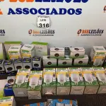 LOTE 316 - 01 LOTE COM DIVERSAS LÂMPADAS, PISCA-PISCAS E MATERIAIS DIVERSOS. (NO ESTADO) ATENÇÃO! FAZER A VISITAÇÃO ANTES DE ARREMATAR, NÃO SABEMOS SE FUNCIONA. LEILÃO NÃO TEM GARANTIA E NEM DEVOLUÇÃO, SUJEITO A POSSÍVEIS AVARIAS VISÍVEIS/OCULTAS E/OU AUSÊNCIA DE COMPONENTES.