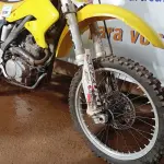 LOTE 006 - 01 MOTO DE MOTOCROSS SUZUKI RMZ; MOTOR 230CC; COR BRANCA C/AMARELA; ANO 2005. (NO ESTADO)