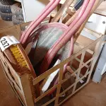 LOTE 237 - 1 CARRINHO COM RODINHAS, 02 BASES DE FERRO PARA CARRINHO DE MÃO E MATERIAIS DIVERSOS. (NO ESTADO) ATENÇÃO! FAZER A VISITAÇÃO ANTES DE ARREMATAR, NÃO SABEMOS SE FUNCIONA. LEILÃO NÃO TEM GARANTIA E NEM DEVOLUÇÃO, SUJEITO A POSSÍVEIS AVARIAS VISÍVEIS/OCULTAS E/OU AUSÊNCIA DE COMPONENTES.
