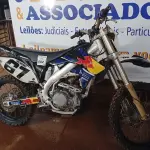 LOTE 002 - 01 MOTO DE MOTOCROSS TOKENS REDBULL MOTOR 250CC; COR PRETA C/BRANCA; ANO 2013 (NO ESTADO)