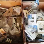 LOTE 227 - 01 LOTE COM GRANDE QUANTIDADE DE PLACAS PARA TOMADAS. E MATERIAIS ELÉTRICOS DIVERSOS. (NO ESTADO) ATENÇÃO! FAZER A VISITAÇÃO ANTES DE ARREMATAR, NÃO SABEMOS SE FUNCIONA. LEILÃO NÃO TEM GARANTIA E NEM DEVOLUÇÃO, SUJEITO A POSSÍVEIS AVARIAS VISÍVEIS/OCULTAS E/OU AUSÊNCIA DE COMPONENTES.