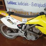LOTE 006 - 01 MOTO DE MOTOCROSS SUZUKI RMZ; MOTOR 230CC; COR BRANCA C/AMARELA; ANO 2005. (NO ESTADO)