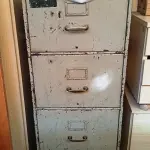 LOTE 292 - 01 ARQUIVO DE AÇO 04 GAVETAS. (NO ESTADO) ATENÇÃO! FAZER A VISITAÇÃO ANTES DE ARREMATAR, NÃO SABEMOS SE FUNCIONA. LEILÃO NÃO TEM GARANTIA E NEM DEVOLUÇÃO, SUJEITO A POSSÍVEIS AVARIAS VISÍVEIS/OCULTAS E/OU AUSÊNCIA DE COMPONENTES.
