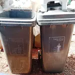 LOTE 459 - 02 LIXEIRAS COR PRETO SENDO 01 COM TAMPA E 01 C/TAMPA COR BRANCO. (NO ESTADO) ATENÇÃO! FAZER A VISITAÇÃO ANTES DE ARREMATAR, NÃO SABEMOS SE FUNCIONA. LEILÃO NÃO TEM GARANTIA E NEM DEVOLUÇÃO, SUJEITO A POSSÍVEIS AVARIAS VISÍVEIS/OCULTAS E/OU AUSÊNCIA DE COMPONENTES.
