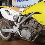 LOTE 006 - 01 MOTO DE MOTOCROSS SUZUKI RMZ; MOTOR 230CC; COR BRANCA C/AMARELA; ANO 2005. (NO ESTADO)