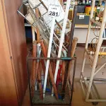 LOTE 281 - 01 SUPORTE DE FERRO E MATERIAIS DIVERSOS. (NO ESTADO) ATENÇÃO! FAZER A VISITAÇÃO ANTES DE ARREMATAR, NÃO SABEMOS SE FUNCIONA. LEILÃO NÃO TEM GARANTIA E NEM DEVOLUÇÃO, SUJEITO A POSSÍVEIS AVARIAS VISÍVEIS/OCULTAS E/OU AUSÊNCIA DE COMPONENTES.