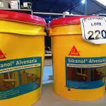 LOTE 220 - 02 BALDES DE SIKANOL ALVENARIA ADITIVO PLASTIFICANTE PARA ARGAMASSA DE ASSENTAMENTO E REBOCO, 18 LITROS CADA. (NO ESTADO) ATENÇÃO! FAZER A VISITAÇÃO ANTES DE ARREMATAR, NÃO SABEMOS SE FUNCIONA. LEILÃO NÃO TEM GARANTIA E NEM DEVOLUÇÃO, SUJEITO A POSSÍVEIS AVARIAS VISÍVEIS/OCULTAS E/OU AUSÊNCIA DE COMPONENTES.