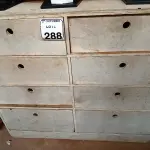 LOTE 288 - 01 BALCÃO EXPOSITOR COM 08 GAVETAS. (NO ESTADO) ATENÇÃO! FAZER A VISITAÇÃO ANTES DE ARREMATAR, NÃO SABEMOS SE FUNCIONA. LEILÃO NÃO TEM GARANTIA E NEM DEVOLUÇÃO, SUJEITO A POSSÍVEIS AVARIAS VISÍVEIS/OCULTAS E/OU AUSÊNCIA DE COMPONENTES.