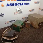 LOTE 202 - 04 TRANSFORMADORES MARCAS E MODELOS DIVERSOS. (NO ESTADO) ATENÇÃO! FAZER A VISITAÇÃO ANTES DE ARREMATAR, NÃO SABEMOS SE FUNCIONA. LEILÃO NÃO TEM GARANTIA E NEM DEVOLUÇÃO, SUJEITO A POSSÍVEIS AVARIAS VISÍVEIS/OCULTAS E/OU AUSÊNCIA DE COMPONENTES.