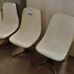 LOTE 298 - 04 CADEIRAS BASE DE FERRO C/ACENTO EM PLÁSTICO. (NO ESTADO) ATENÇÃO! FAZER A VISITAÇÃO ANTES DE ARREMATAR, NÃO SABEMOS SE FUNCIONA. LEILÃO NÃO TEM GARANTIA E NEM DEVOLUÇÃO, SUJEITO A POSSÍVEIS AVARIAS VISÍVEIS/OCULTAS E/OU AUSÊNCIA DE COMPONENTES.