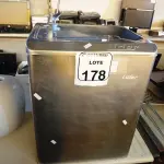 LOTE 178 - 01 BEBEDOURO DE PAREDE EM INOX MARCA LÍDER. (NO ESTADO) ATENÇÃO! FAZER A VISITAÇÃO ANTES DE ARREMATAR, NÃO SABEMOS SE FUNCIONA. LEILÃO NÃO TEM GARANTIA E NEM DEVOLUÇÃO, SUJEITO A POSSÍVEIS AVARIAS VISÍVEIS/OCULTAS E/OU AUSÊNCIA DE COMPONENTES.
