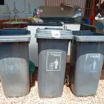 LOTE 466 - 03 LIXEIRAS COR PRETO SENDO 01 COM TAMPA E 01 C/TAMPA COR BRANCO. (NO ESTADO) ATENÇÃO! FAZER A VISITAÇÃO ANTES DE ARREMATAR, NÃO SABEMOS SE FUNCIONA. LEILÃO NÃO TEM GARANTIA E NEM DEVOLUÇÃO, SUJEITO A POSSÍVEIS AVARIAS VISÍVEIS/OCULTAS E/OU AUSÊNCIA DE COMPONENTES.