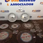 LOTE 209 - 12 DISCOS DE CORTE DE TAMANHOS DIVERSOS E 02 AROS DE FERRO PARA CARRINHO DE MÃO. (NO ESTADO) ATENÇÃO! FAZER A VISITAÇÃO ANTES DE ARREMATAR, NÃO SABEMOS SE FUNCIONA. LEILÃO NÃO TEM GARANTIA E NEM DEVOLUÇÃO, SUJEITO A POSSÍVEIS AVARIAS VISÍVEIS/OCULTAS E/OU AUSÊNCIA DE COMPONENTES.
