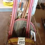 LOTE 237 - 1 CARRINHO COM RODINHAS, 02 BASES DE FERRO PARA CARRINHO DE MÃO E MATERIAIS DIVERSOS. (NO ESTADO) ATENÇÃO! FAZER A VISITAÇÃO ANTES DE ARREMATAR, NÃO SABEMOS SE FUNCIONA. LEILÃO NÃO TEM GARANTIA E NEM DEVOLUÇÃO, SUJEITO A POSSÍVEIS AVARIAS VISÍVEIS/OCULTAS E/OU AUSÊNCIA DE COMPONENTES.