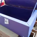 LOTE 367 - 01 BAÚ ALMOFADADO NA COR ROXO. (NO ESTADO) ATENÇÃO! FAZER A VISITAÇÃO ANTES DE ARREMATAR, NÃO SABEMOS SE FUNCIONA. LEILÃO NÃO TEM GARANTIA E NEM DEVOLUÇÃO, SUJEITO A POSSÍVEIS AVARIAS VISÍVEIS/OCULTAS E/OU AUSÊNCIA DE COMPONENTES.