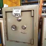 LOTE 301 - 01 COFRE COM 02 PORTAS. (NO ESTADO) ATENÇÃO! FAZER A VISITAÇÃO ANTES DE ARREMATAR, NÃO SABEMOS SE FUNCIONA. LEILÃO NÃO TEM GARANTIA E NEM DEVOLUÇÃO, SUJEITO A POSSÍVEIS AVARIAS VISÍVEIS/OCULTAS E/OU AUSÊNCIA DE COMPONENTES.
