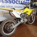 LOTE 006 - 01 MOTO DE MOTOCROSS SUZUKI RMZ; MOTOR 230CC; COR BRANCA C/AMARELA; ANO 2005. (NO ESTADO)