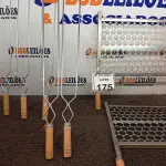 LOTE 175 - 02 GRELHAS E 06 ESPETOS. (NO ESTADO) ATENÇÃO! FAZER A VISITAÇÃO ANTES DE ARREMATAR, NÃO SABEMOS SE FUNCIONA. LEILÃO NÃO TEM GARANTIA E NEM DEVOLUÇÃO, SUJEITO A POSSÍVEIS AVARIAS VISÍVEIS/OCULTAS E/OU AUSÊNCIA DE COMPONENTES.