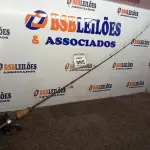 LOTE 385 - 01 VARA DE PESCA E 01 CARRETILHA LUBINA LADO ESQUERDO. (NO ESTADO) ATENÇÃO! FAZER A VISITAÇÃO ANTES DE ARREMATAR, NÃO SABEMOS SE FUNCIONA. LEILÃO NÃO TEM GARANTIA E NEM DEVOLUÇÃO, SUJEITO A POSSÍVEIS AVARIAS VISÍVEIS/OCULTAS E/OU AUSÊNCIA DE COMPONENTES.