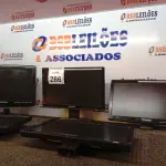 LOTE 266 - 06 MONITORES LCD MARCAS E MODELOS DIVERSOS PARA RETIRADA DE PEÇAS. (NO ESTADO) ATENÇÃO! FAZER A VISITAÇÃO ANTES DE ARREMATAR, NÃO SABEMOS SE FUNCIONA. LEILÃO NÃO TEM GARANTIA E NEM DEVOLUÇÃO, SUJEITO A POSSÍVEIS AVARIAS VISÍVEIS/OCULTAS E/OU AUSÊNCIA DE COMPONENTES.
