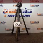 LOTE 306 - 01 TRIPÉ PARA CÂMERA MARCA TOMATE MTG-3016. (NO ESTADO) ATENÇÃO! FAZER A VISITAÇÃO ANTES DE ARREMATAR, NÃO SABEMOS SE FUNCIONA. LEILÃO NÃO TEM GARANTIA E NEM DEVOLUÇÃO, SUJEITO A POSSÍVEIS AVARIAS VISÍVEIS/OCULTAS E/OU AUSÊNCIA DE COMPONENTES.