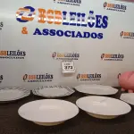 LOTE 372 - 06 PRATOS MODELOS DIVERSOS E 01 COFRE PORCO DE GESSO. (NO ESTADO) ATENÇÃO! FAZER A VISITAÇÃO ANTES DE ARREMATAR, NÃO SABEMOS SE FUNCIONA. LEILÃO NÃO TEM GARANTIA E NEM DEVOLUÇÃO, SUJEITO A POSSÍVEIS AVARIAS VISÍVEIS/OCULTAS E/OU AUSÊNCIA DE COMPONENTES.