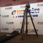 LOTE 226 - 01 TRIPÉ PARA CÂMERA MARCA TOMATE MTG-3016. (NO ESTADO) ATENÇÃO! FAZER A VISITAÇÃO ANTES DE ARREMATAR, NÃO SABEMOS SE FUNCIONA. LEILÃO NÃO TEM GARANTIA E NEM DEVOLUÇÃO, SUJEITO A POSSÍVEIS AVARIAS VISÍVEIS/OCULTAS E/OU AUSÊNCIA DE COMPONENTES.