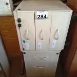 LOTE 284 - 02 GAVETEIROS COM 03 GAVETAS CADA. (NO ESTADO) ATENÇÃO! FAZER A VISITAÇÃO ANTES DE ARREMATAR, NÃO SABEMOS SE FUNCIONA. LEILÃO NÃO TEM GARANTIA E NEM DEVOLUÇÃO, SUJEITO A POSSÍVEIS AVARIAS VISÍVEIS/OCULTAS E/OU AUSÊNCIA DE COMPONENTES.