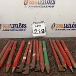 LOTE 219 - 09 PONTEIROS DE FERRO E 05 DOBRADORES DE FERRO. (NO ESTADO) ATENÇÃO! FAZER A VISITAÇÃO ANTES DE ARREMATAR, NÃO SABEMOS SE FUNCIONA. LEILÃO NÃO TEM GARANTIA E NEM DEVOLUÇÃO, SUJEITO A POSSÍVEIS AVARIAS VISÍVEIS/OCULTAS E/OU AUSÊNCIA DE COMPONENTES.