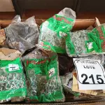 LOTE 215 - 01 LOTE COM GRANDE QUANTIDADE DE ESPAÇADORES PARA ASSENTAMENTO DE PISO E MATERIAIS DIVERSOS. (NO ESTADO) ATENÇÃO! FAZER A VISITAÇÃO ANTES DE ARREMATAR, NÃO SABEMOS SE FUNCIONA. LEILÃO NÃO TEM GARANTIA E NEM DEVOLUÇÃO, SUJEITO A POSSÍVEIS AVARIAS VISÍVEIS/OCULTAS E/OU AUSÊNCIA DE COMPONENTES.